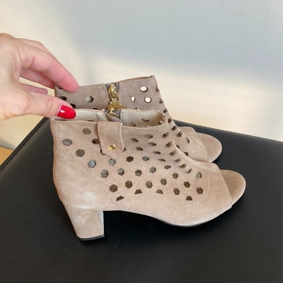 BETTYE Muller Leather "Finn" Peep Toe Bootie New - Picture 6 of 10